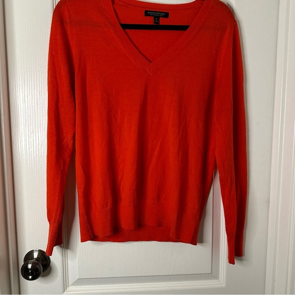Banana Republic 100% Extra Fine Merino Wool Orange/Red V-Neck Long-Sleeve - Picture 3 of 6
